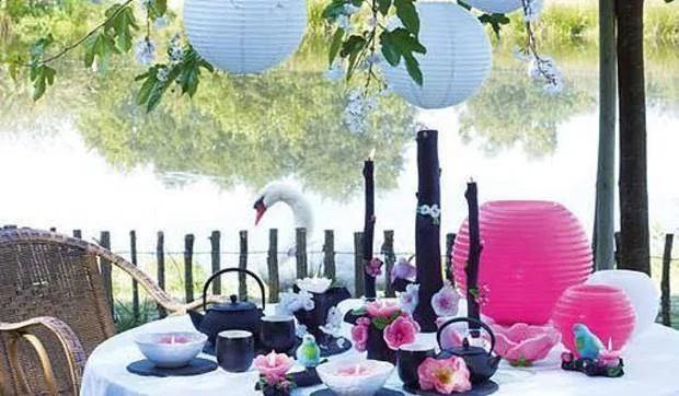 Mesas al aire libre decoradas con velas