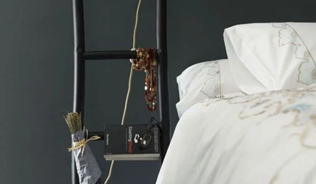 Mesita de noche improvisada