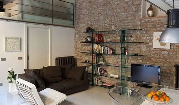 Mini loft ampliado con la construcción de dos altillos