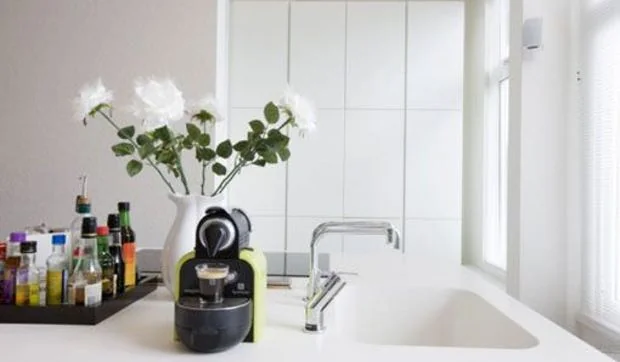 Un loft decorado en blanco