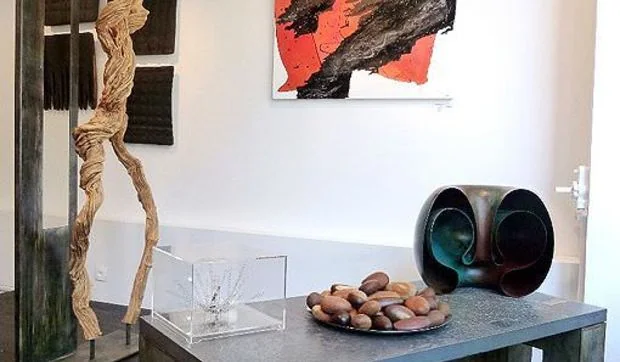 Mobiliario y piezas de arte singulares