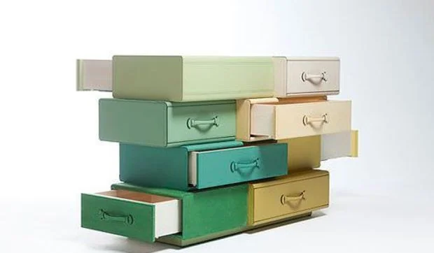 Muebles con cajones hechos con maletas de piel recicladas