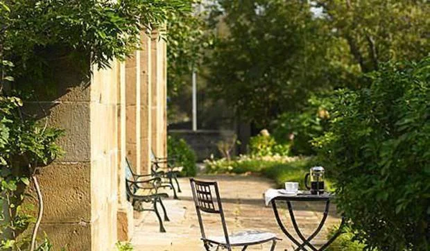 Muebles de hierro en el jardín