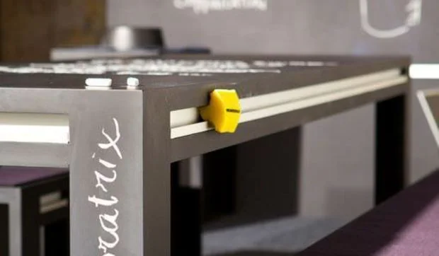 Muebles de pizarra en toda la casa, desde el comedor a los dormitorios