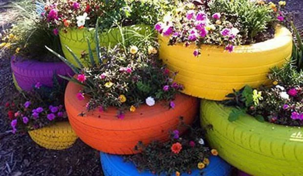Neumáticos para las flores del jardín
