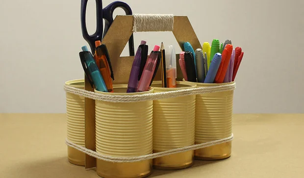 Organizador con latas recicladas