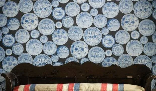 Papeles pintados con imágenes de cuadros, fotos y postales antiguas.