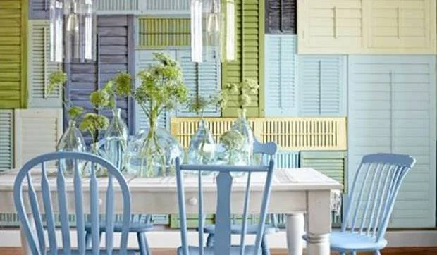 Pared decorada con contraventanas recicladas