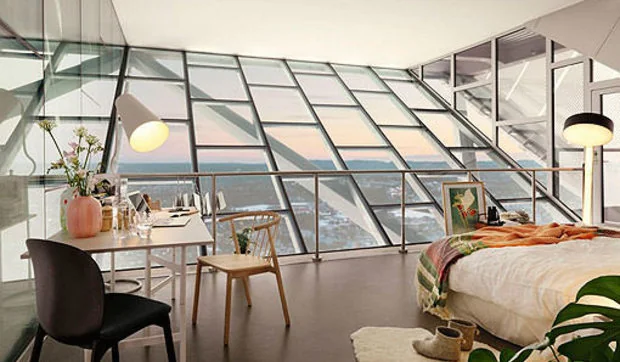 Paredes de cristal en un ático con vistas a las montañas de Oslo