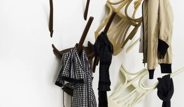 Perchero de pared hecho con sillas