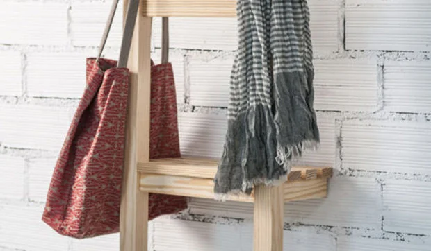 Silan, perchero de pie en forma de silla