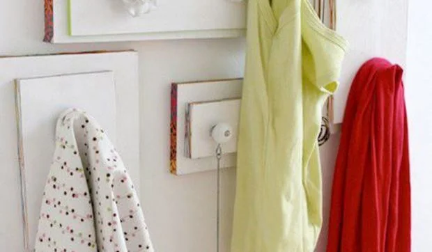 Percheros con pomos reciclados