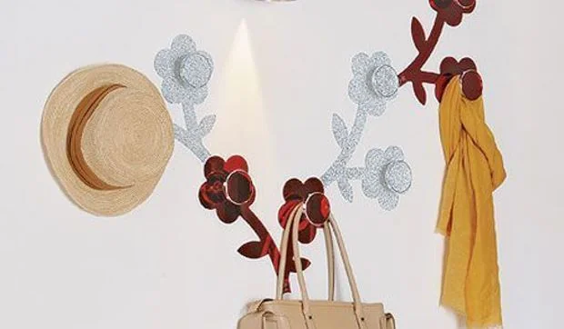 Percheros que crecen en la pared