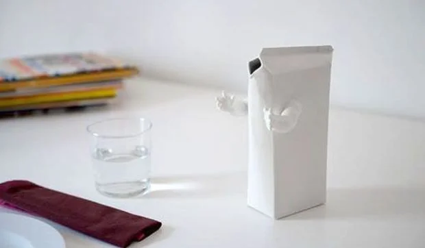 Piezas de loza con los brazos abiertos