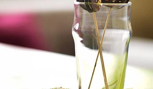 Piruletas de chocolate con galletas Oreo