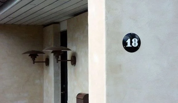 Placas esmaltadas para señalizar casas