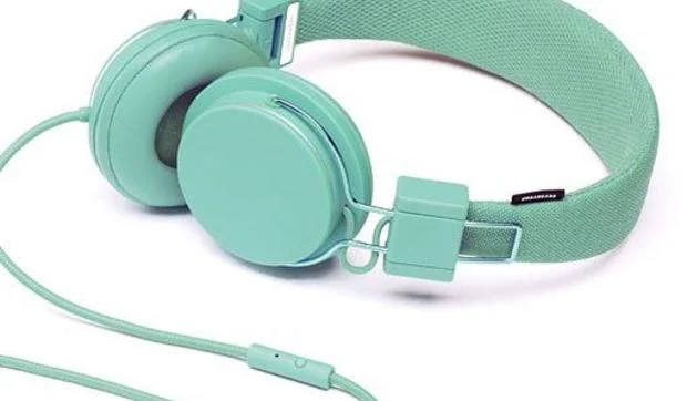 Auriculares cerrados en los colores de moda