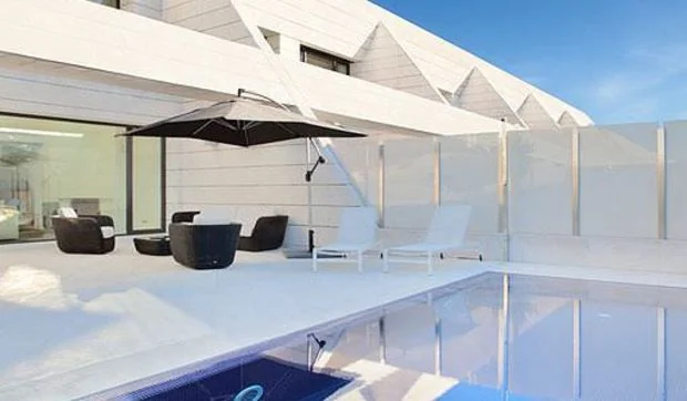 Porche con zona de estar y comedor