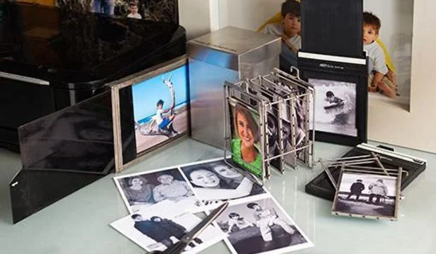 Portarretratos con utensilios de laboratorio fotográfico