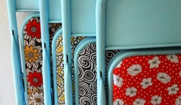 Reciclar sillas plegables con pintura y retales de tela