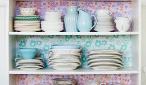 Cómo reciclar una alacena con pintura y papel pintado