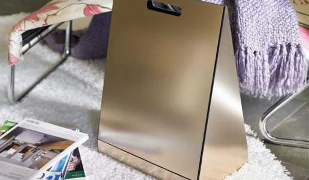 Reciclar una caja de cartón en un revistero