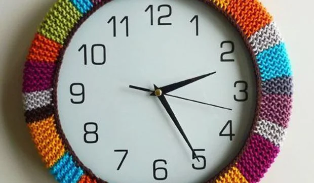 Reloj de pared con funda de tricot