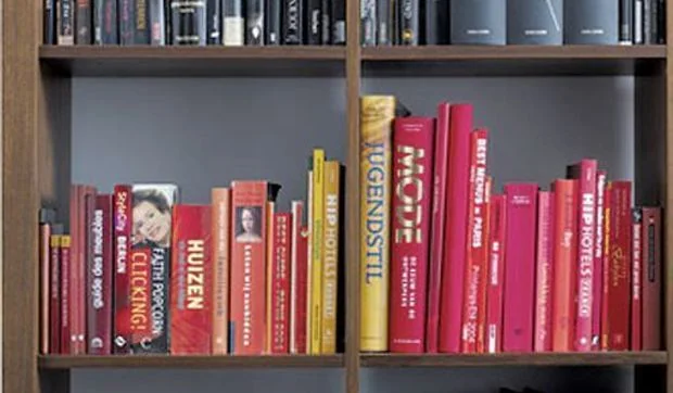 Relojes de biblioteca y despertadores de letras