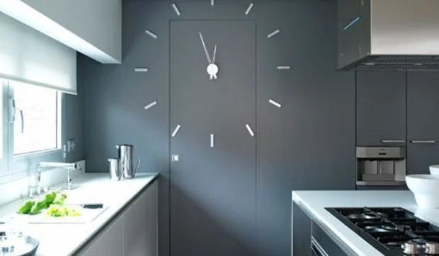 Relojes de pared de diseño ligero y moderno