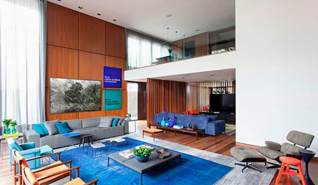 Salón con dos ambientes: zona de estar y sala de cine