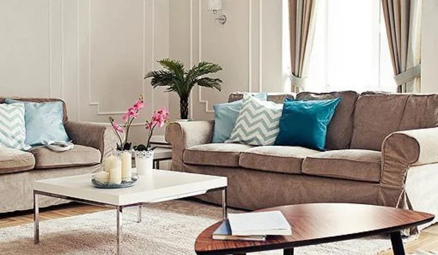 Salón clásico decorado en tonos tostados y turquesas