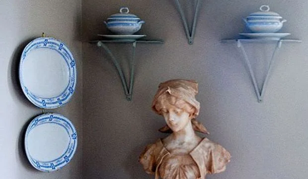 Salón de estilo francés en una casona asturiana