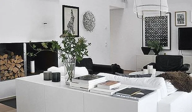 Salón decorado en blanco y negro