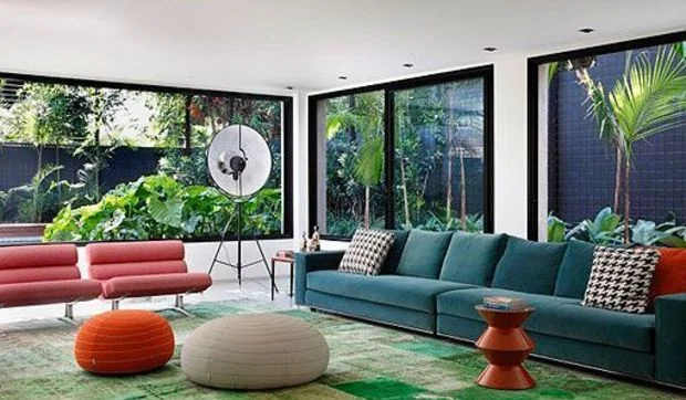 Salón decorado en colores alegres y modernos