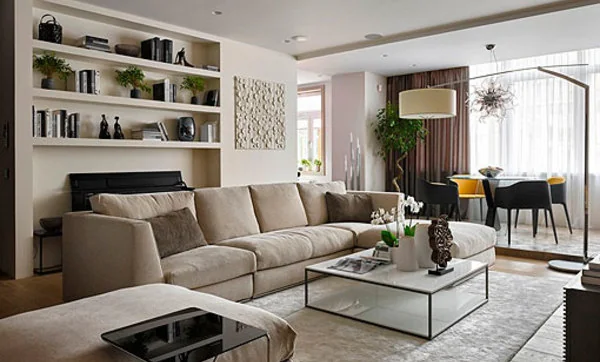 Salón elegante y cálido, decorado en tonos neutros