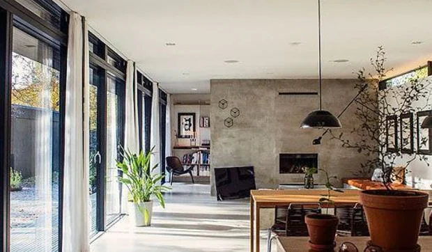 Salón moderno con chimenea y cocina integrada