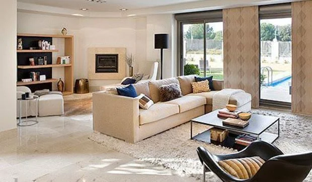 Salón moderno con chimenea