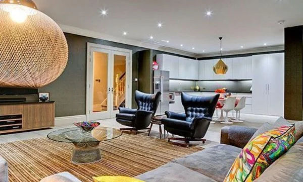 Un salón moderno con la cocina abierta integrada