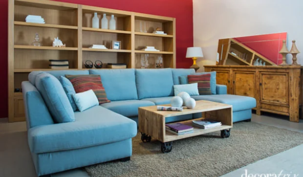 Salón moderno con un acento de color