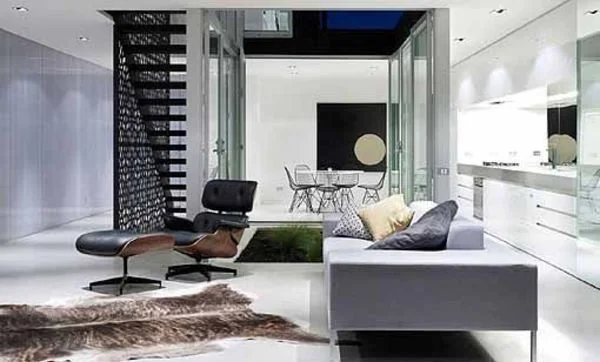 Salón y cocina alrededor de un patio acristalado