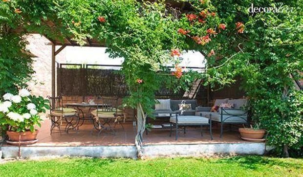 Salón y comedor de verano bajo la pérgola