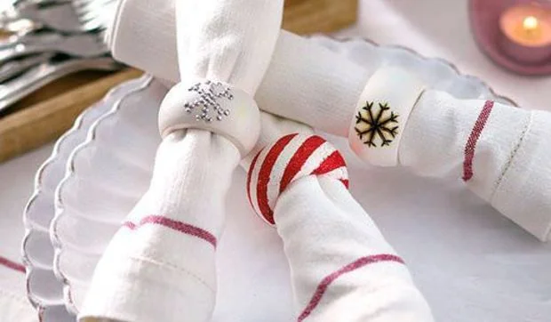 Servilleteros de madera decorados para adornar la mesa en las fiestas