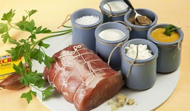 Solomillo a la sal con salsa de mostaza y ensalada