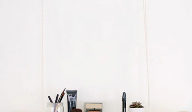 Una tabla de skate convertida en una repisa suspendida 