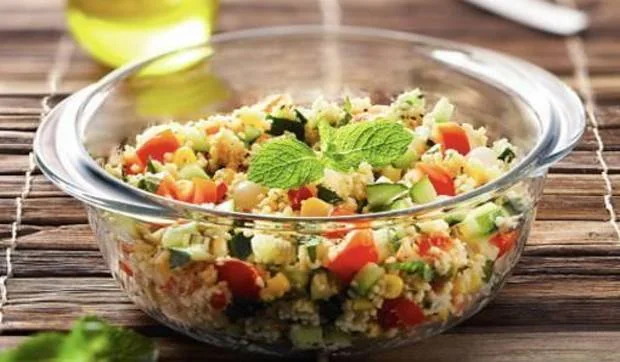 Tabulé con dados de queso feta