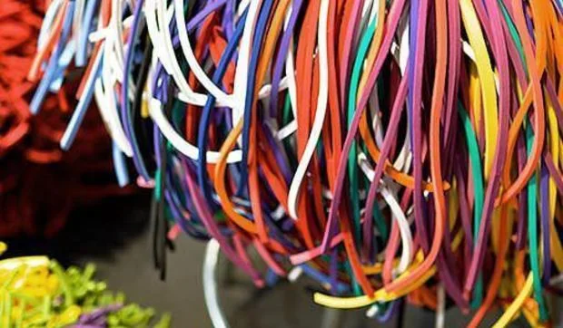 Taburetes de tiras de goma recicladas