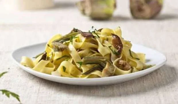 Tallarines con alcachofas y setas
