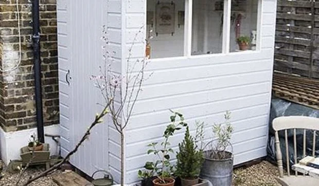 Taller de labores en una cabaña