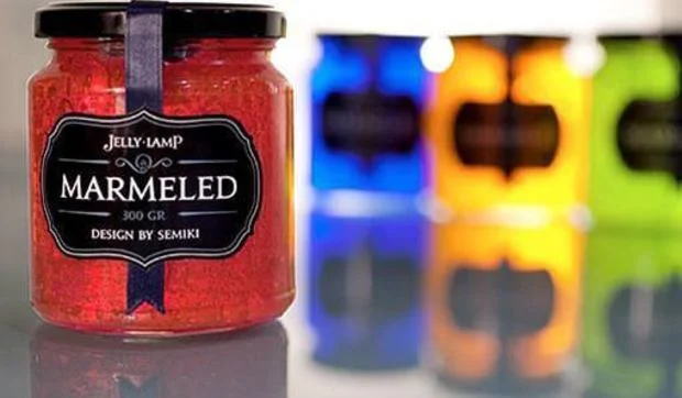 Tarros de mermelada para iluminar la mesa