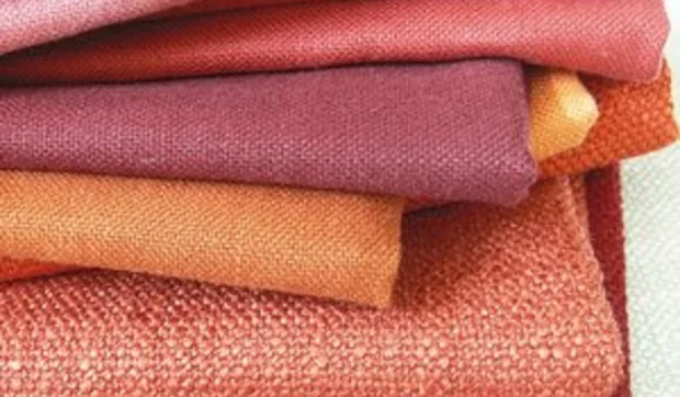 Telas y tapicerías en tono coral